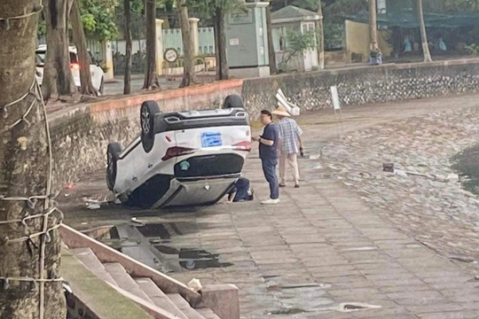 Hà Nội: Pha quay đầu xe của nữ tài xế khiến ô tô lao xuống hồ Giảng Võ