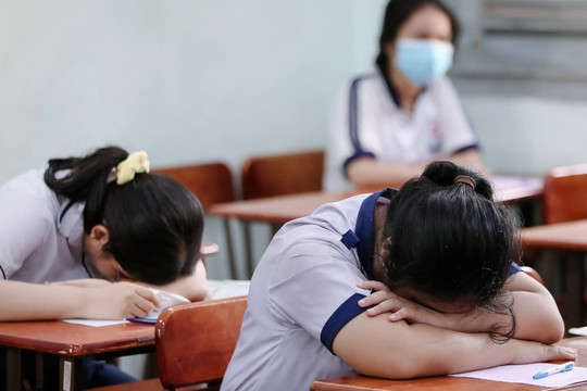 Mệt mỏi rã rời, thí sinh thi lớp 10 ngủ gục trước môn thi ngoại ngữ