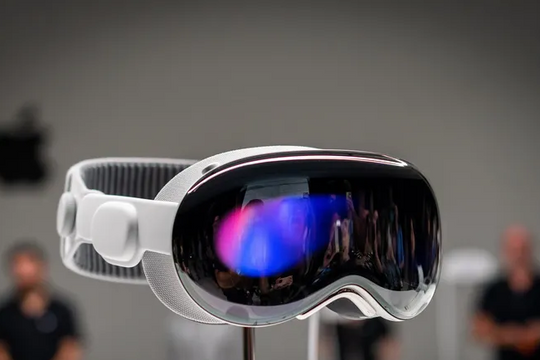 Apple trình làng kính Vision Pro, giá 3.499 USD