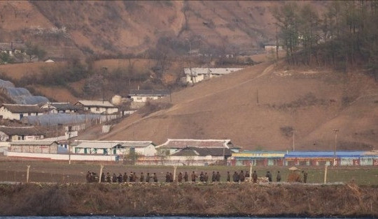 Chùm ảnh cuộc sống làng quê Triều Tiên nhìn từ bên kia biên giới