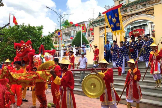 Đến lễ hội tâm linh lớn bậc nhất miền Tây, đi đâu, ăn gì?