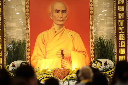 Phật tử khóc nghẹn tại lễ tưởng niệm 60 năm Bồ tát Thích Quảng Đức tự thiêu