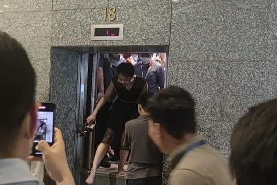 Cắt điện đột ngột, nhiều người kẹt trong thang máy tòa nhà Keangnam