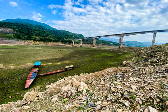 Thuyền bè ‘nằm chờ chết’ dưới lòng hồ thuỷ điện lớn nhất Việt Nam