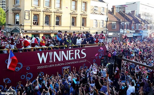Biển người ăn mừng chức vô địch châu Âu của West Ham sau 58 năm