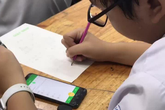 Đình chỉ 5 thí sinh mang điện thoại, tài liệu vào phòng thi lớp 10 Hà Nội