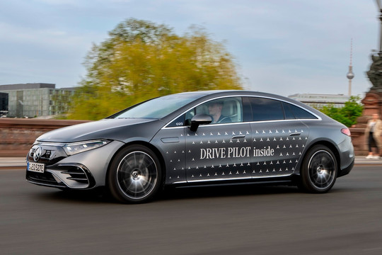 Mercedes-Benz vượt qua Tesla về hệ thống lái xe tự động