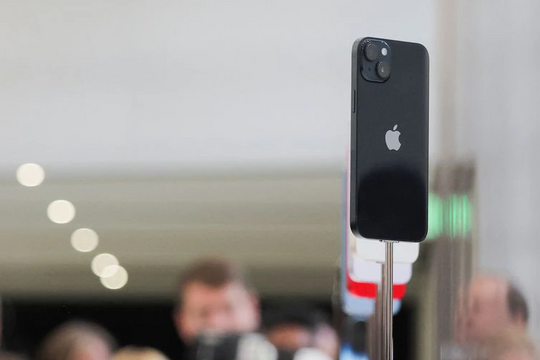 Apple, Amazon bị tố bắt tay làm giá iPhone