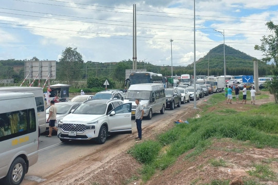 Kẹt xe kéo dài ở nút giao Ba Bàu do ô tô tải gặp sự cố
