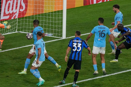 Khoảnh khắc Lukaku giúp Man City tránh được bàn thua