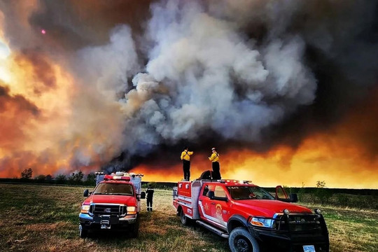 Lính cứu hỏa từ khắp thế giới tức tốc tới giải cứu Canada