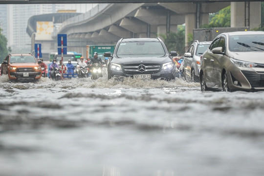 Nhiều tuyến phố Hà Nội ngập sâu sau trận "mưa vàng"