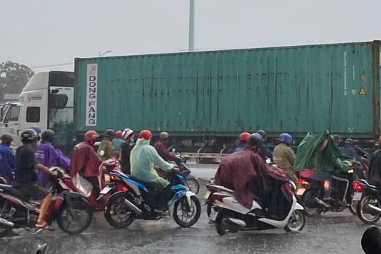 Chở con lên TPHCM chơi dịp hè, 2 mẹ con tử vong