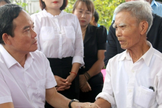 Phó Thủ tướng thăm các nạn nhân vụ tấn công bằng súng ở Đắk Lắk