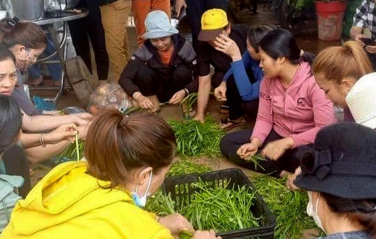 Người dân nấu ăn tiếp sức lực lượng làm nhiệm vụ ở Đắk Lắk