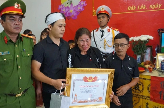 Gia đình 6 liệt sĩ tại Đắk Lắk rơi nước mắt nhận Bằng Tổ quốc ghi công