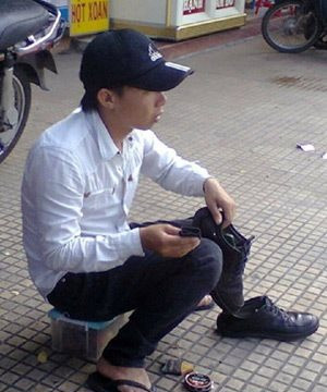 Lòng tự trọng của một sinh viên đánh giày vỉa hè