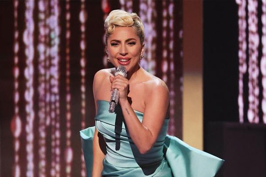 Lady Gaga bị chỉ trích tham tiền khi quảng cáo thuốc đau nửa đầu