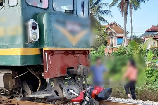 Xe máy va chạm với tàu hỏa tuyến Hà Nội - Hải Phòng, một người tử vong