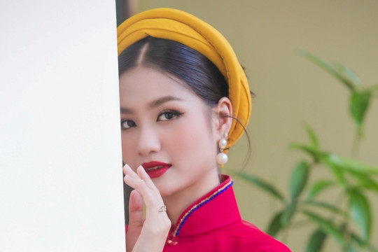 Hoa hậu Nguyễn Thanh Hà nền nã trong tà áo dài truyền thống
