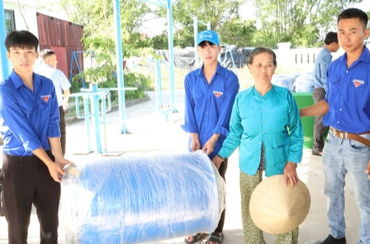 Cấp 40 thùng phuy chống nước cho người dân vùng ngập lụt