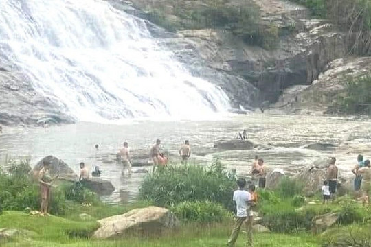 Nữ du khách trượt chân chết đuối khi chụp ảnh ở thác Sao Va