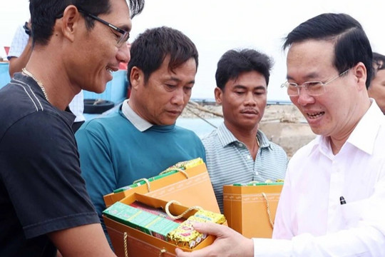 Chủ tịch nước Võ Văn Thưởng thăm, tặng quà người dân đảo Phú Quý