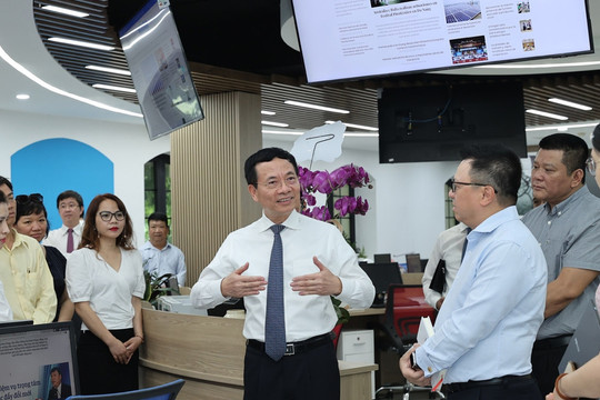 Bộ trưởng Nguyễn Mạnh Hùng: "Báo chí cần tiến thêm để trở thành nền tảng số"