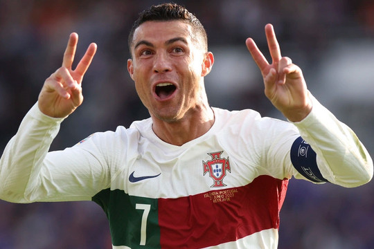 Ronaldo đi vào lịch sử cùng Bồ Đào Nha, Lukaku tỏa sáng trong màu áo Bỉ