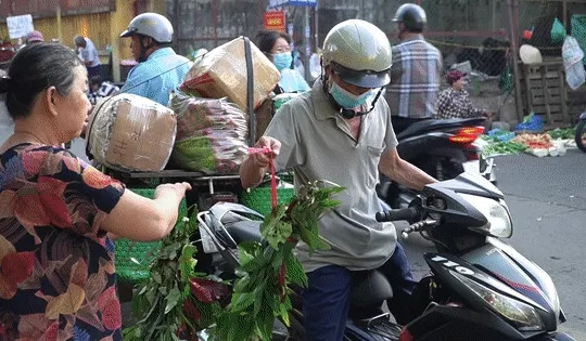 Người dân chen chân mua lá xông, bánh ú cúng Tết Đoan Ngọ ở TPHCM