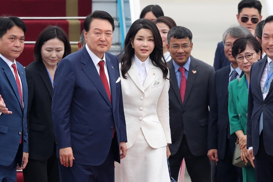Hình ảnh Tổng thống Hàn Quốc cùng Phu nhân tại sân bay Nội Bài