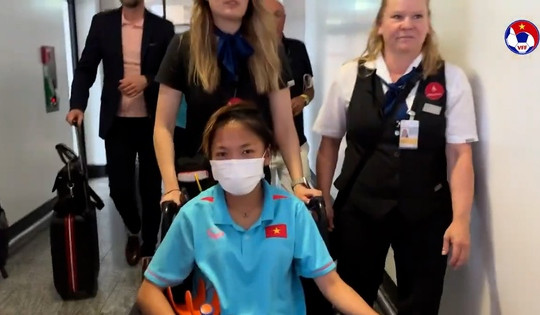 Huỳnh Như ngồi xe lăn để cùng đội tuyển nữ Việt Nam về Đức