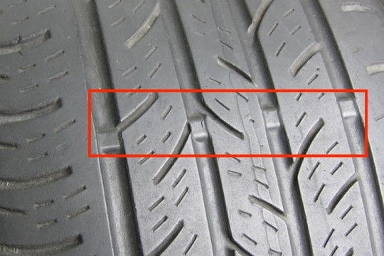 Biểu tượng hình tam giác trên thành lốp ô tô có ý nghĩa gì?