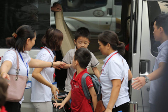 Học sinh lớp 1 ở Hà Nội bị bỏ quên trên xe ô tô