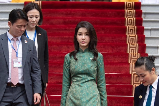 Đệ nhất phu nhân Hàn Quốc Kim Keon Hee duyên dáng với áo dài Việt Nam