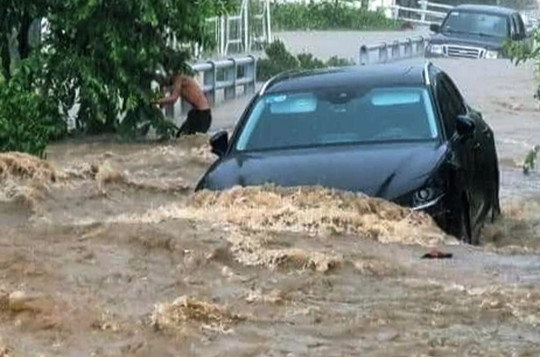 Nước ngập 'trùm đầu' ô tô sau mưa lớn ở Đà Lạt