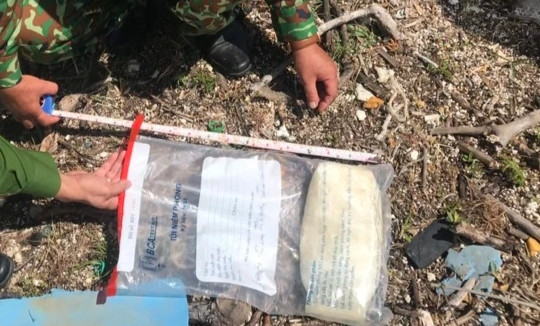 Bịch nilon nghi chứa ma túy trên bờ biển Quảng Trị