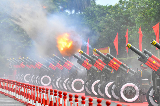 Hình ảnh bắn 21 phát đại bác chào đón Tổng thống Hàn Quốc