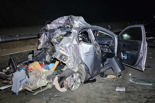 Ô tô nát bét trên cao tốc Nha Trang - Cam Lâm, 5 người thương vong