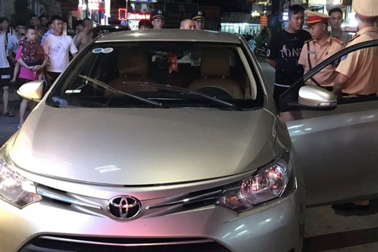 Quảng Ninh: Tài xế 'taxi dù' nằm giữa đường khi bị cảnh sát kiểm tra
