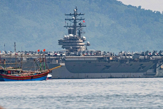 Cận cảnh tàu sân bay Mỹ USS Ronald Regan vào vịnh Đà Nẵng