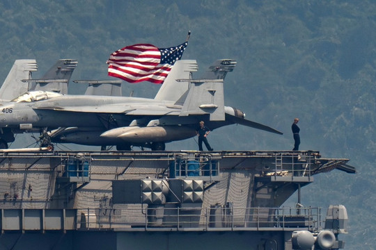 Khách tham quan thấy gì trên tàu sân bay Mỹ USS Ronald Reagan ở Đà Nẵng?