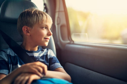 Những lưu ý quan trọng khi cho trẻ em đi xe ô tô
