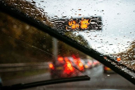 Lái xe dưới trời mưa lớn cần chú ý điều gì?