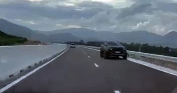 Ô tô chạy ngược chiều, 'đá' đèn trên cao tốc Nha Trang - Cam Lâm