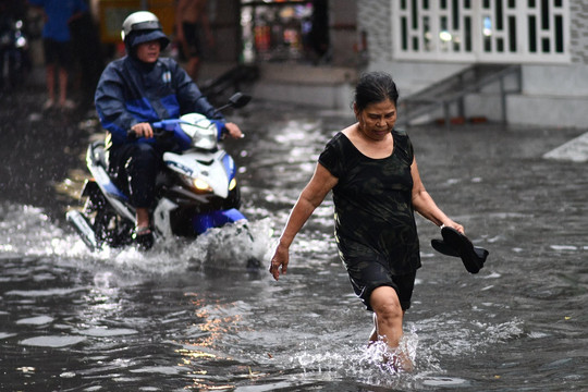 Các tuyến đường TP.HCM thành 'sông' sau mưa lớn