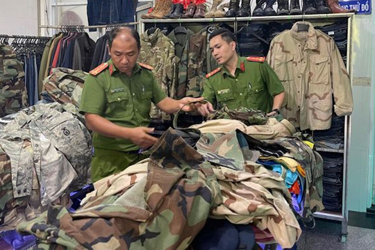 Thu giữ hơn 100 loại áo quần rằn ri cấm nhập khẩu tại Huế
