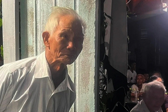 Vụ sạt lở làm 2 vợ chồng bị vùi lấp ở Đà Lạt: Cha già đón con về trong mưa