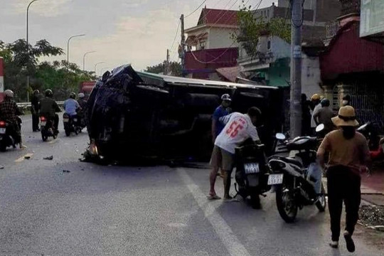 Va chạm xe máy với xe tải ở Hải Phòng, 2 người tử vong