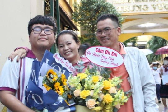Con thi tốt nghiệp, ông chồng 'hiếm có' ôm hoa cám ơn vợ vì điều đặc biệt